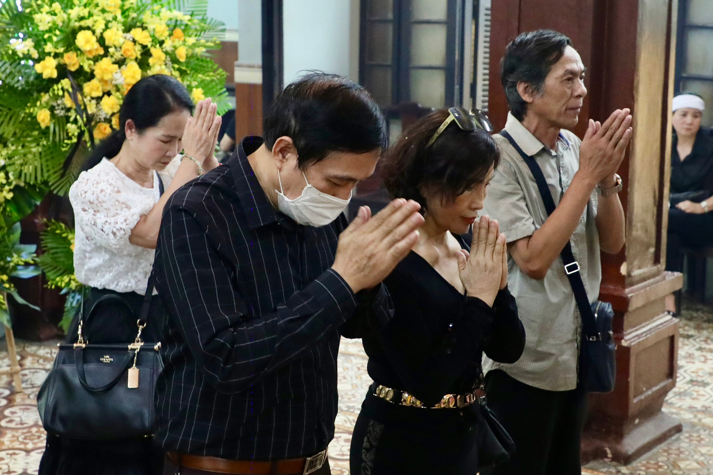 NSND Bùi Bài Bình, vợ chồng NSƯT Đỗ Kỷ - NSND Lan Hương, NSƯT Võ Hoài Nam cùng đông đảo đồng nghiệp tới nói lời tiễn biệt. Ảnh: Hữu Nghị NSND Bùi Bài Bình, vợ chồng NSƯT Đỗ Kỷ - NSND Lan Hương, NSƯT Võ Hoài Nam cùng đông đảo đồng nghiệp tới nói lời tiễn biệt. Ảnh: Hữu Nghị