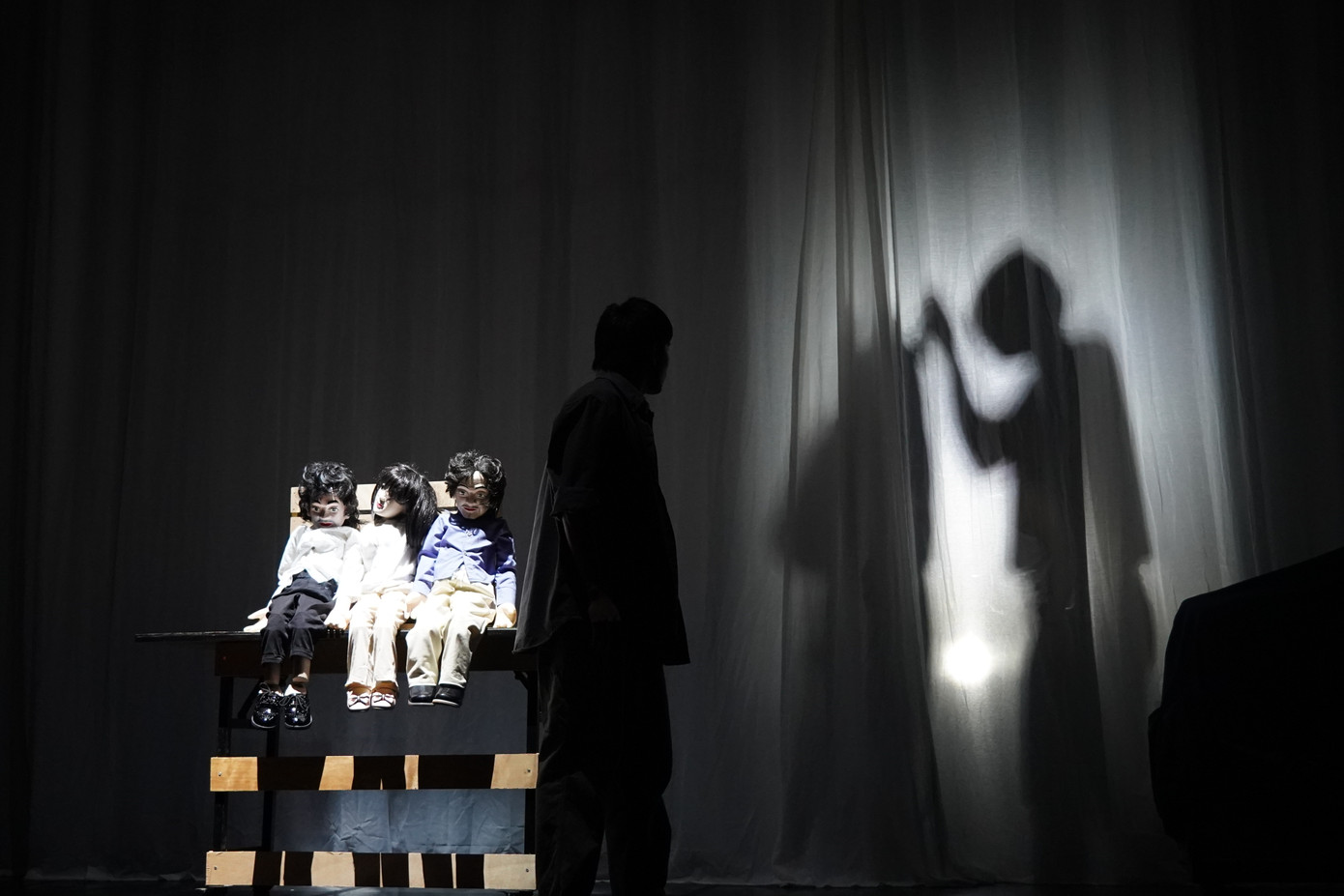 Đạo diễn Tạ Tuấn Minh tìm được chìa khóa giải mã cách thể hiện kịch bản khó lên sân khấu, nhận được sự đồng cảm của khán giả. Đạo diễn Tạ Tuấn Minh tìm được chìa khóa giải mã cách thể hiện kịch bản khó lên sân khấu, nhận được sự đồng cảm của khán giả.