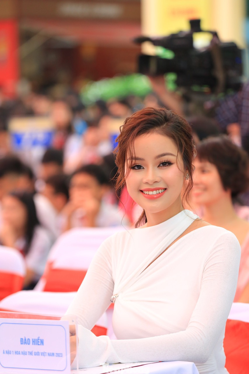 Á hậu 1 Hoa hậu Thế giới Việt Nam Đào Hiền khuấy động phần giao lưu cùng NSND Xuân Bắc. Á hậu 1 Hoa hậu Thế giới Việt Nam Đào Hiền khuấy động phần giao lưu cùng NSND Xuân Bắc.