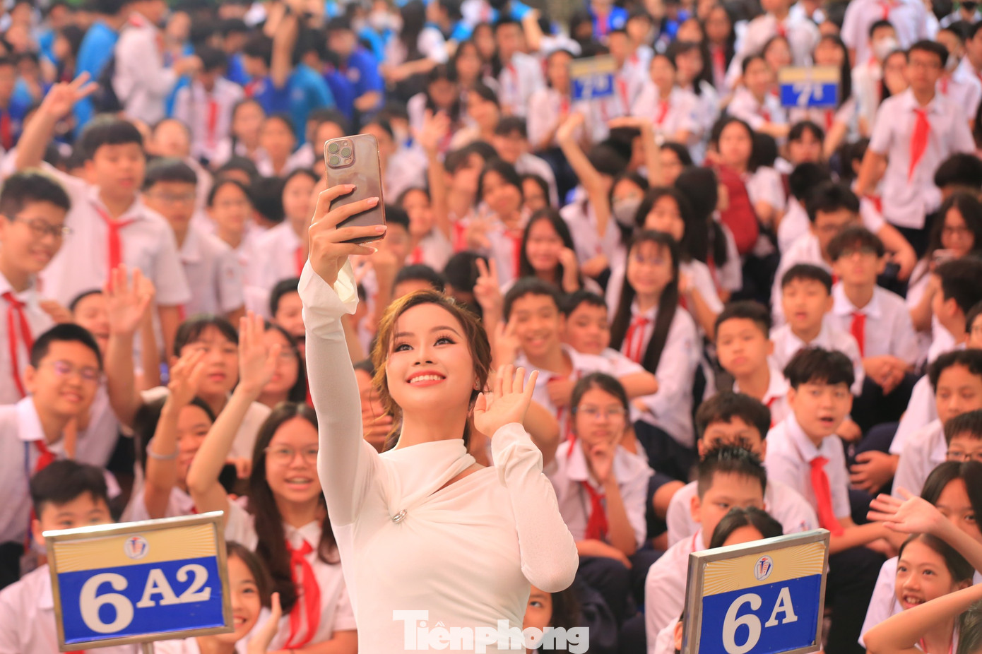 Á hậu 1 Hoa hậu Thế giới Việt Nam Đào Hiền khuấy động phần giao lưu cùng NSND Xuân Bắc. Á hậu 1 Hoa hậu Thế giới Việt Nam Đào Hiền khuấy động phần giao lưu cùng NSND Xuân Bắc.