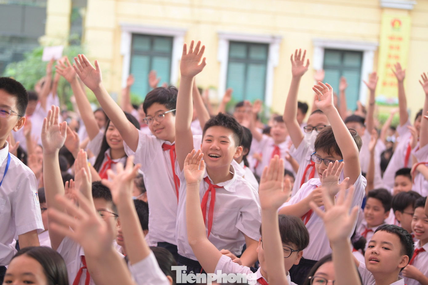 Để các em học sinh dễ tiếp cận vấn đề rộng lớn về bảo vệ môi trường, NSND Xuân Bắc chọn những câu hỏi giao lưu gần gũi như nguyên nhân khiến nước biển dâng, cảm nhận về cuộc thi Giấc mơ xanh. Để các em học sinh dễ tiếp cận vấn đề rộng lớn về bảo vệ môi trường, NSND Xuân Bắc chọn những câu hỏi giao lưu gần gũi như nguyên nhân khiến nước biển dâng, cảm nhận về cuộc thi Giấc mơ xanh.