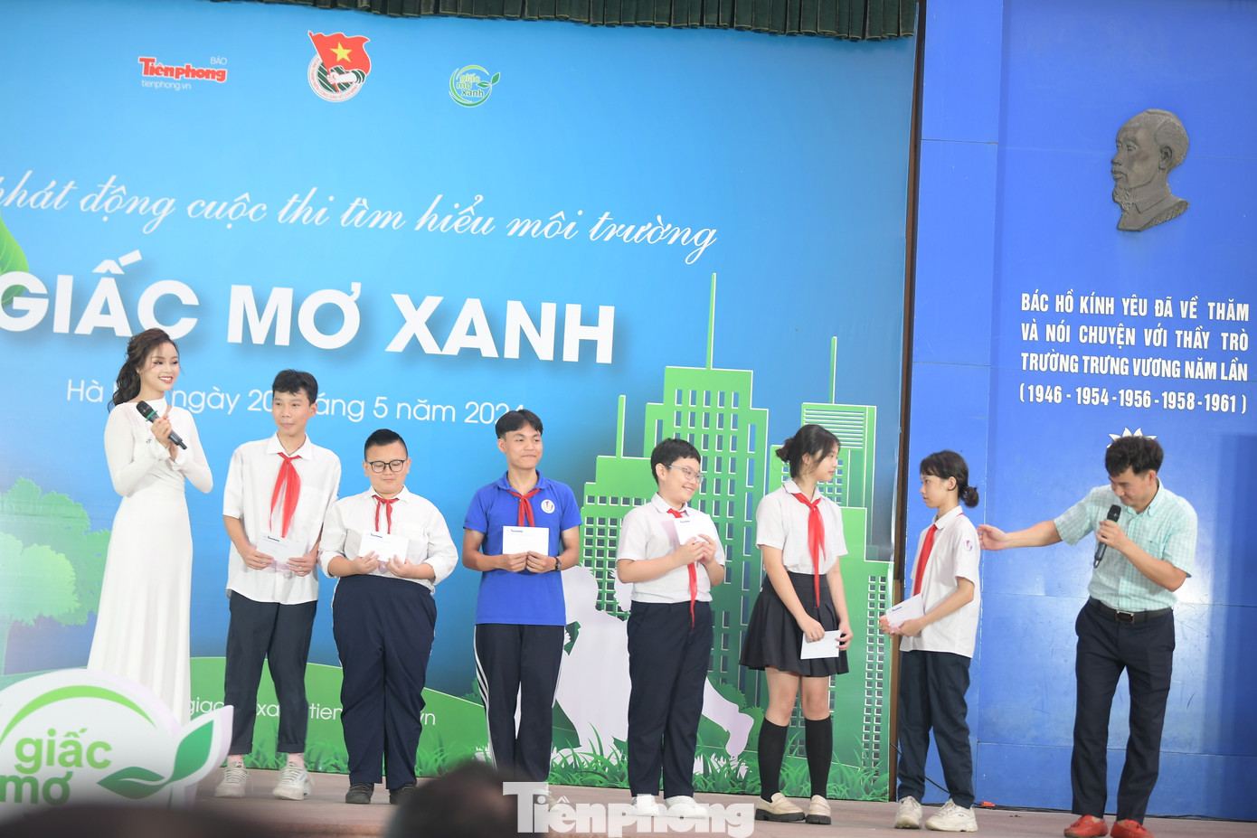 Trò chơi kể tên các hành động cần làm để bảo vệ môi trường là dịp để học sinh nhận thức những việc làm nhỏ bé nhưng thiết thực trong đời sống sinh hoạt, góp phần bảo vệ môi trường. Học sinh các khối 6, 7, 8 nhanh chóng nêu nhiều giải pháp như tắt thiết bị điện khi không sử dụng, không xả rác, trồng nhiều cây xanh, hạn chế sử dụng nhiên liệu hóa thạch, khuyến khích sử dụng đồ dùng từ vật liệu tái chế, tạo ra nhiều cuộc thi về bảo vệ môi trường... Trò chơi kể tên các hành động cần làm để bảo vệ môi trường là dịp để học sinh nhận thức những việc làm nhỏ bé nhưng thiết thực trong đời sống sinh hoạt, góp phần bảo vệ môi trường. Học sinh các khối 6, 7, 8 nhanh chóng nêu nhiều giải pháp như tắt thiết bị điện khi không sử dụng, không xả rác, trồng nhiều cây xanh, hạn chế sử dụng nhiên liệu hóa thạch, khuyến khích sử dụng đồ dùng từ vật liệu tái chế, tạo ra nhiều cuộc thi về bảo vệ môi trường...