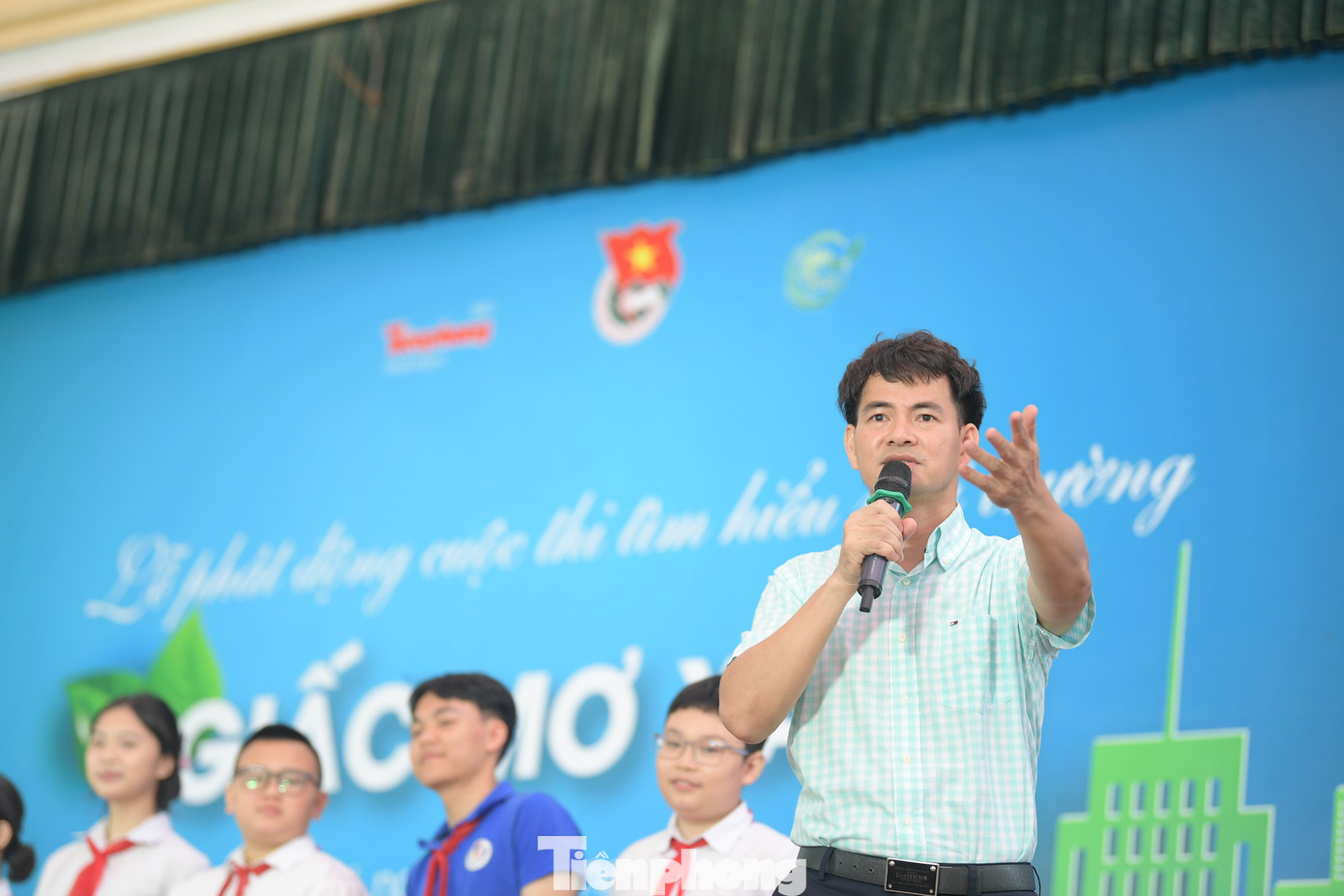 Trò chơi kể tên các hành động cần làm để bảo vệ môi trường là dịp để học sinh nhận thức những việc làm nhỏ bé nhưng thiết thực trong đời sống sinh hoạt, góp phần bảo vệ môi trường. Học sinh các khối 6, 7, 8 nhanh chóng nêu nhiều giải pháp như tắt thiết bị điện khi không sử dụng, không xả rác, trồng nhiều cây xanh, hạn chế sử dụng nhiên liệu hóa thạch, khuyến khích sử dụng đồ dùng từ vật liệu tái chế, tạo ra nhiều cuộc thi về bảo vệ môi trường... Trò chơi kể tên các hành động cần làm để bảo vệ môi trường là dịp để học sinh nhận thức những việc làm nhỏ bé nhưng thiết thực trong đời sống sinh hoạt, góp phần bảo vệ môi trường. Học sinh các khối 6, 7, 8 nhanh chóng nêu nhiều giải pháp như tắt thiết bị điện khi không sử dụng, không xả rác, trồng nhiều cây xanh, hạn chế sử dụng nhiên liệu hóa thạch, khuyến khích sử dụng đồ dùng từ vật liệu tái chế, tạo ra nhiều cuộc thi về bảo vệ môi trường...