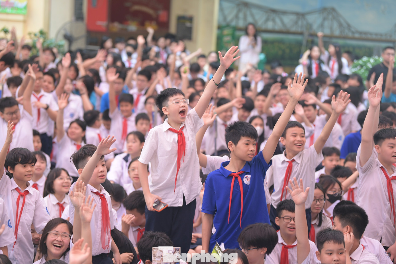 Để các em học sinh dễ tiếp cận vấn đề rộng lớn về bảo vệ môi trường, NSND Xuân Bắc chọn những câu hỏi giao lưu gần gũi như nguyên nhân khiến nước biển dâng, cảm nhận về cuộc thi Giấc mơ xanh. Để các em học sinh dễ tiếp cận vấn đề rộng lớn về bảo vệ môi trường, NSND Xuân Bắc chọn những câu hỏi giao lưu gần gũi như nguyên nhân khiến nước biển dâng, cảm nhận về cuộc thi Giấc mơ xanh.