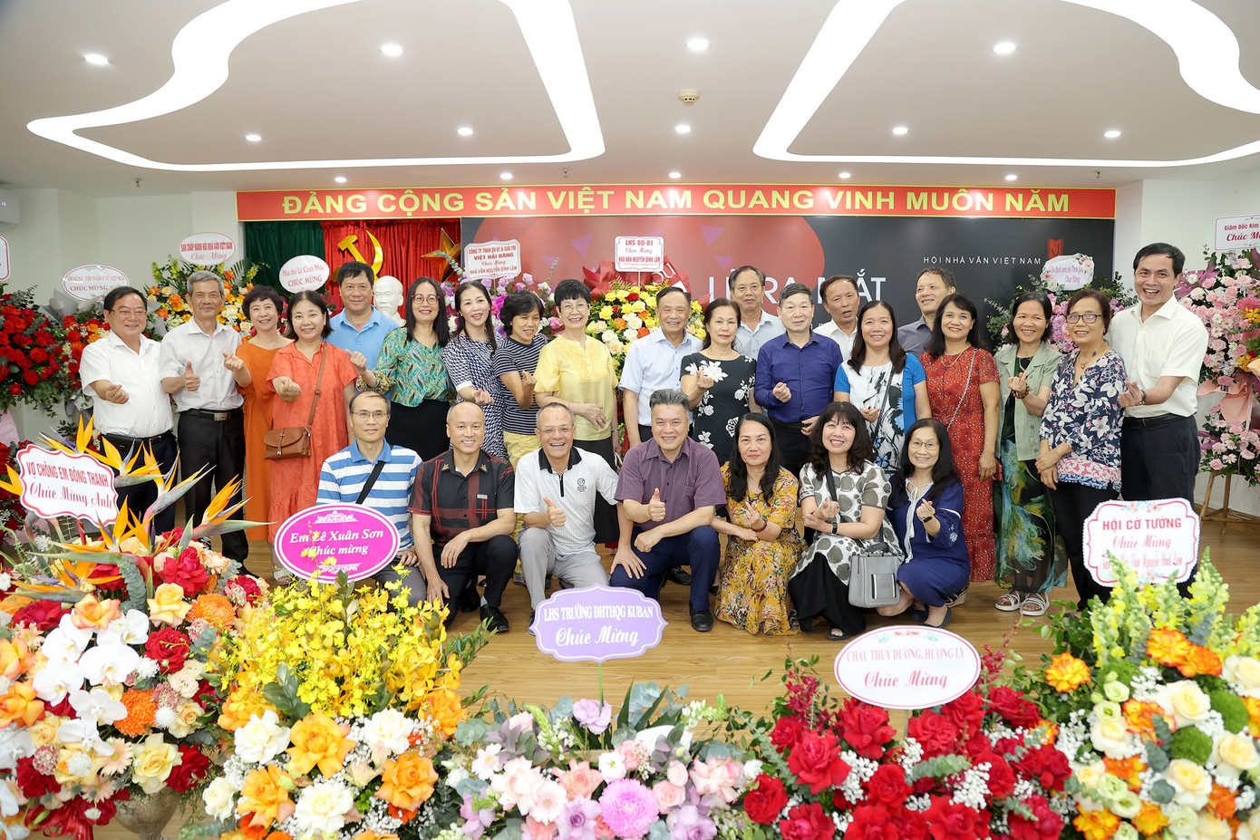 Đông đảo văn giới, bạn bè chung vui với tác giả Nguyễn Đình Lâm.