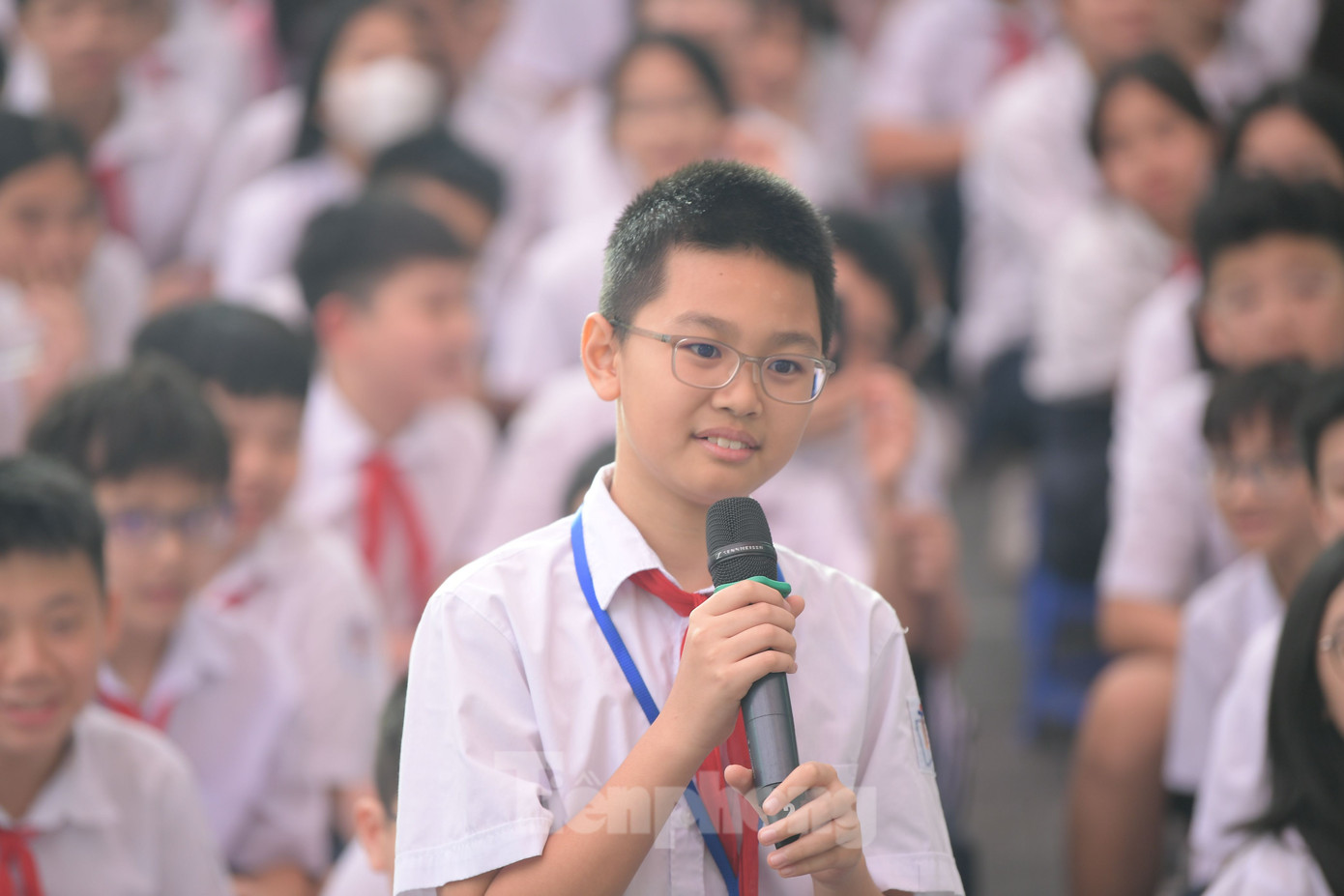 Để các em học sinh dễ tiếp cận vấn đề rộng lớn về bảo vệ môi trường, NSND Xuân Bắc chọn những câu hỏi giao lưu gần gũi như nguyên nhân khiến nước biển dâng, cảm nhận về cuộc thi Giấc mơ xanh. Để các em học sinh dễ tiếp cận vấn đề rộng lớn về bảo vệ môi trường, NSND Xuân Bắc chọn những câu hỏi giao lưu gần gũi như nguyên nhân khiến nước biển dâng, cảm nhận về cuộc thi Giấc mơ xanh.