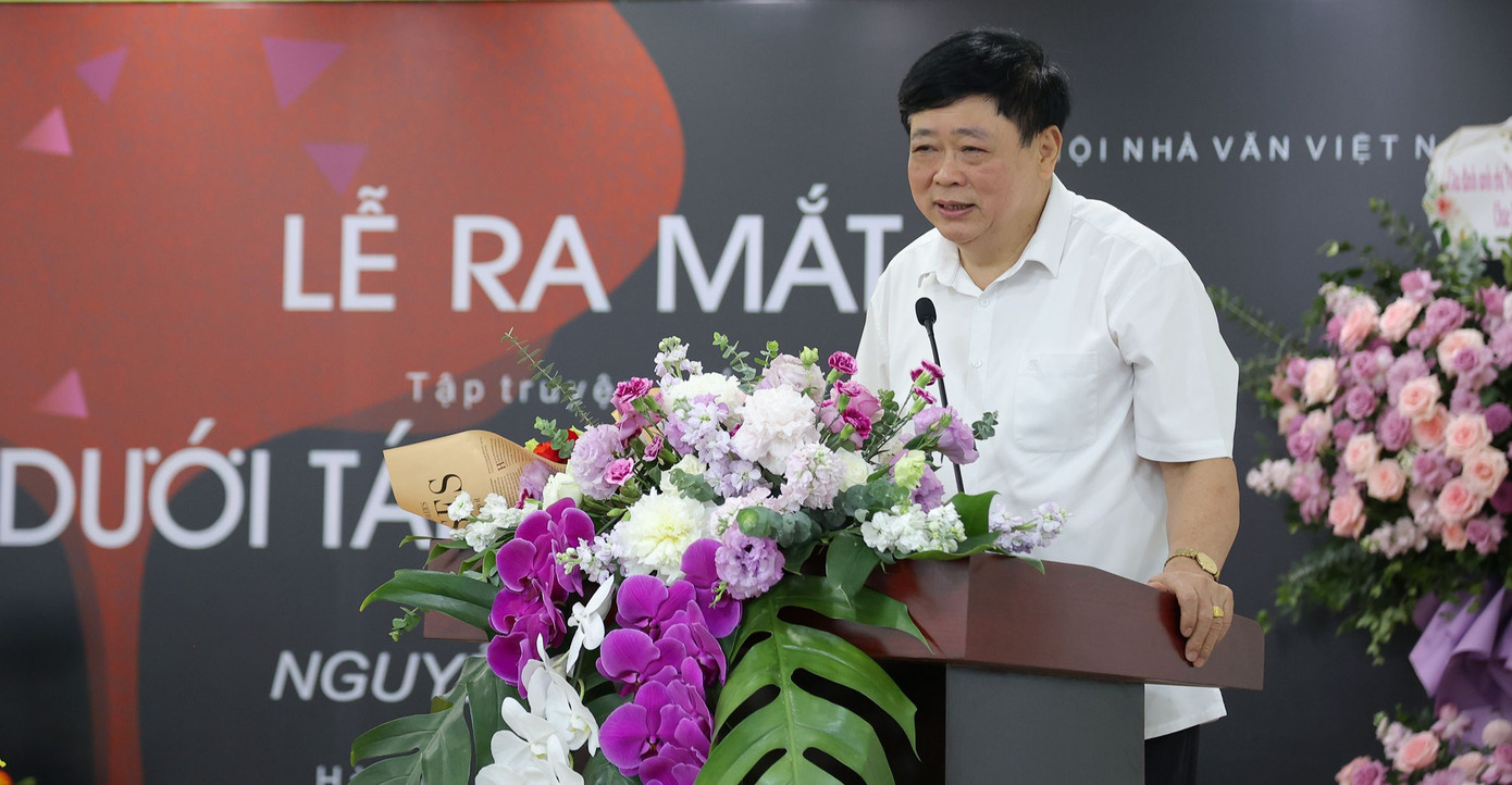 Nhà văn Nguyễn Quang Thiều (trái) và Nguyễn Thế Kỷ nhắc đến những thân phận, cuộc sống của người Việt xa xứ được phản ánh sinh động trong tác phẩm của Nguyễn Đình Lâm.