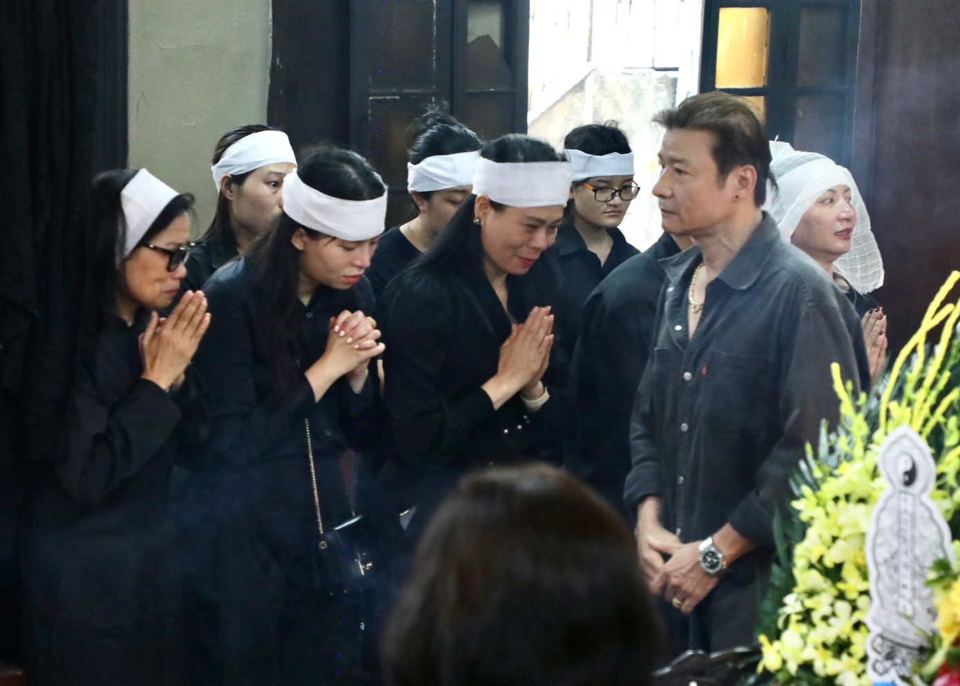 NSND Bùi Bài Bình, vợ chồng NSƯT Đỗ Kỷ - NSND Lan Hương, NSƯT Võ Hoài Nam cùng đông đảo đồng nghiệp tới nói lời tiễn biệt. Ảnh: Hữu Nghị NSND Bùi Bài Bình, vợ chồng NSƯT Đỗ Kỷ - NSND Lan Hương, NSƯT Võ Hoài Nam cùng đông đảo đồng nghiệp tới nói lời tiễn biệt. Ảnh: Hữu Nghị