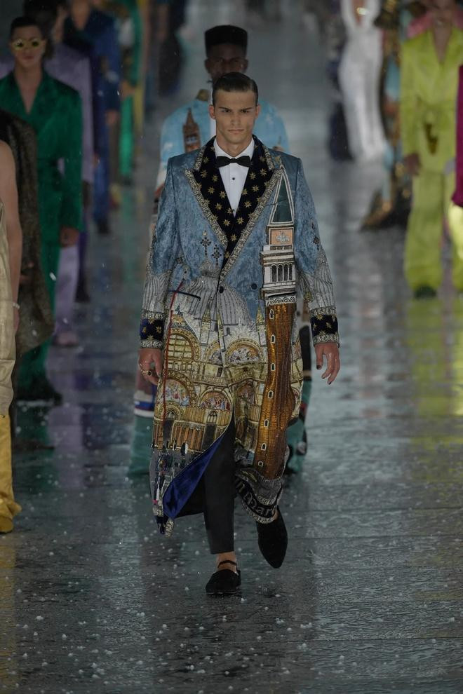 Khách mời la hét, bỏ chạy vì mưa đá ở show thời trang ảnh 4