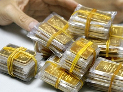 Trong báo cáo công bố tuần qua, Ngân hàng Nhà nước “tự đánh giá” rằng, sự can thiệp của họ đã loại trừ cơ bản rủi ro về huy động và cho vay vốn bằng vàng trong hoạt động của hệ thống tổ chức tín dụng, từ đó loại trừ khả năng đổ vỡ tổ chức tín dụng, làm ảnh hưởng dây chuyền đến toàn hệ thống có nguồn gốc từ hoạt động huy động và cho vay bằng vàng, góp phần kiềm chế đầu cơ và tình trạng “vàng hóa”