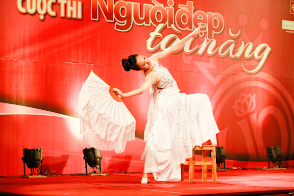 Mở màn đêm thi Người đẹp Tài năng là tiết mục múa quạt của thí sinh Đỗ Hoàng Anh