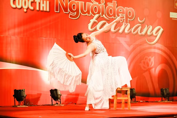 Mở màn đêm thi Người đẹp Tài năng là tiết mục múa quạt của thí sinh Đỗ Hoàng Anh