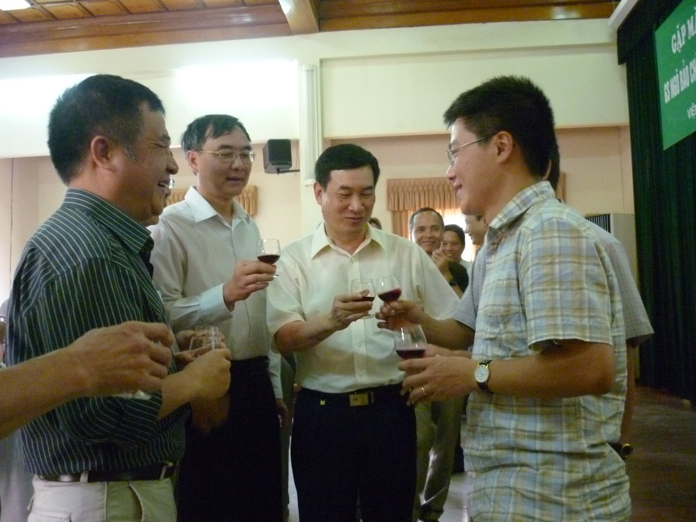 GS Đào Trọng Thi chúc mừng GS Ngô Bảo Châu