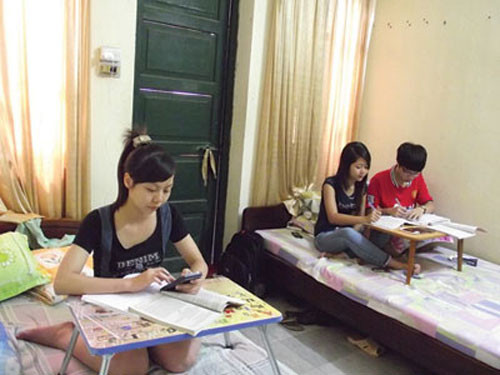 Học viên của Trung tâm nghiên cứu và phát triển giáo dục Việt Nam tham gia chương trình “Ôn thi cùng thủ khoa” mà không biết rằng đây chỉ là mạo danh. Ảnh: Thúy Hằng. Học viên của Trung tâm nghiên cứu và phát triển giáo dục Việt Nam tham gia chương trình “Ôn thi cùng thủ khoa” mà không biết rằng đây chỉ là mạo danh. Ảnh: Thúy Hằng