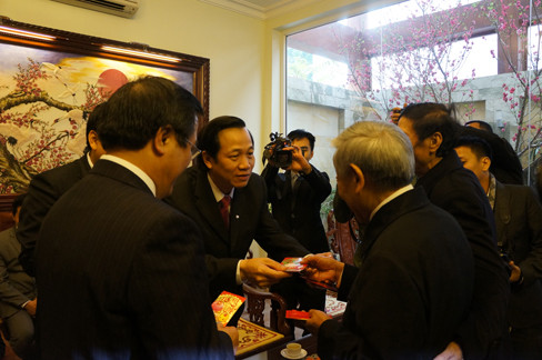 Nguyên Tổng Bí thư mừng tuổi các đồng chí lãnh đạo. Ảnh: T.Đ