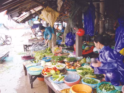 Rau xanh bị dập nát sau lũ lụt nhưng giá vẫn tăng gấp đôi, gấp ba