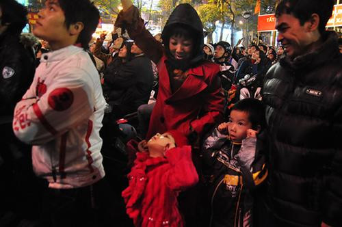 Nhiều đôi bạn trẻ TP Hoa Phượng đỏ đi đón giao thừa trong ngày Lễ tình yêu. Ảnh : Công Khanh Khoảnh khắc cả gia đình cùng đón chào năm mới. Ảnh : Công Khanh