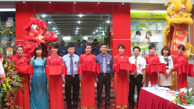 Lễ cắt băng khai trương nhà sách