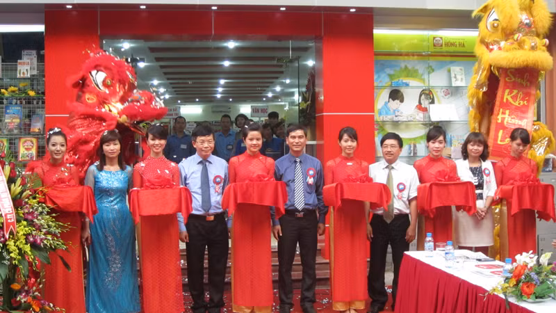 Lễ cắt băng khai trương nhà sách