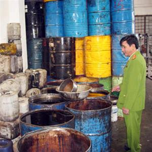 Lực lượng Công an kiểm tra nơi sản xuất dầu ăn đã qua sử dụng tại cơ sở do ông Ngô Văn Dũng làm chủ. Ảnh: ANTĐ