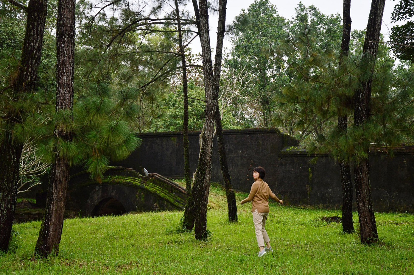 Thảm cỏ xanh mướt mang đến cho lăng Minh Mạng một vẻ đẹp nên thơ - Ảnh: Trân Ơi