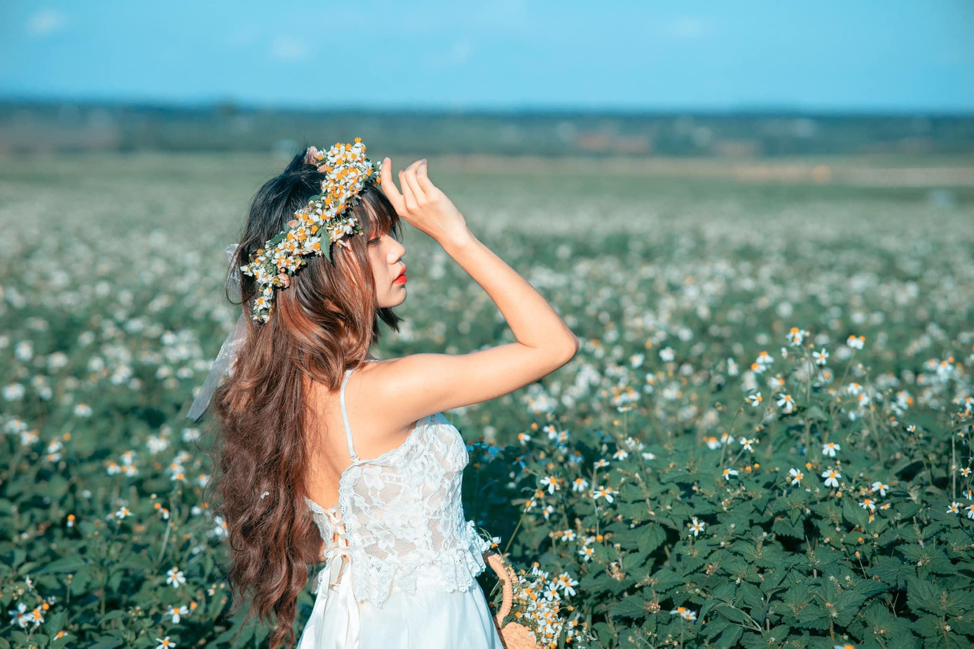 Kết những bông hoa trắng thành vòng đội đầu và tạo dáng thôi - Ảnh: Phạm Quý Kết những bông hoa trắng thành vòng đội đầu và tạo dáng thôi - Ảnh: Phạm Quý