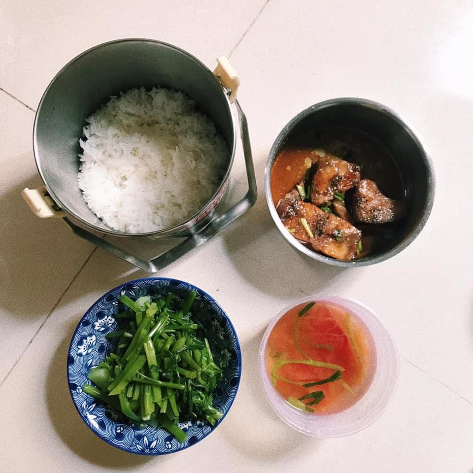 Một cà-mèn cơm hơi bị đủ chất