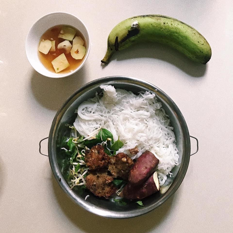 Bún nữa nè, mà topping khác à nha!