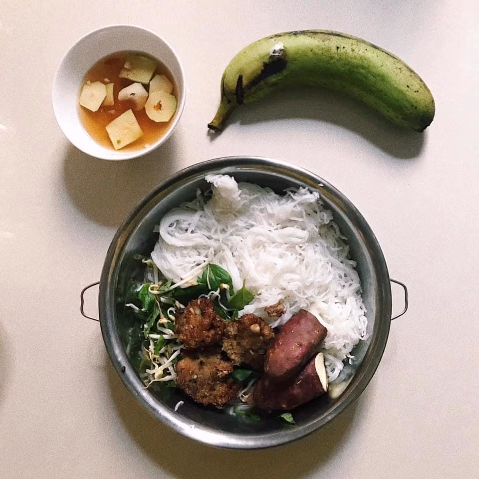 Bún nữa nè, mà topping khác à nha!