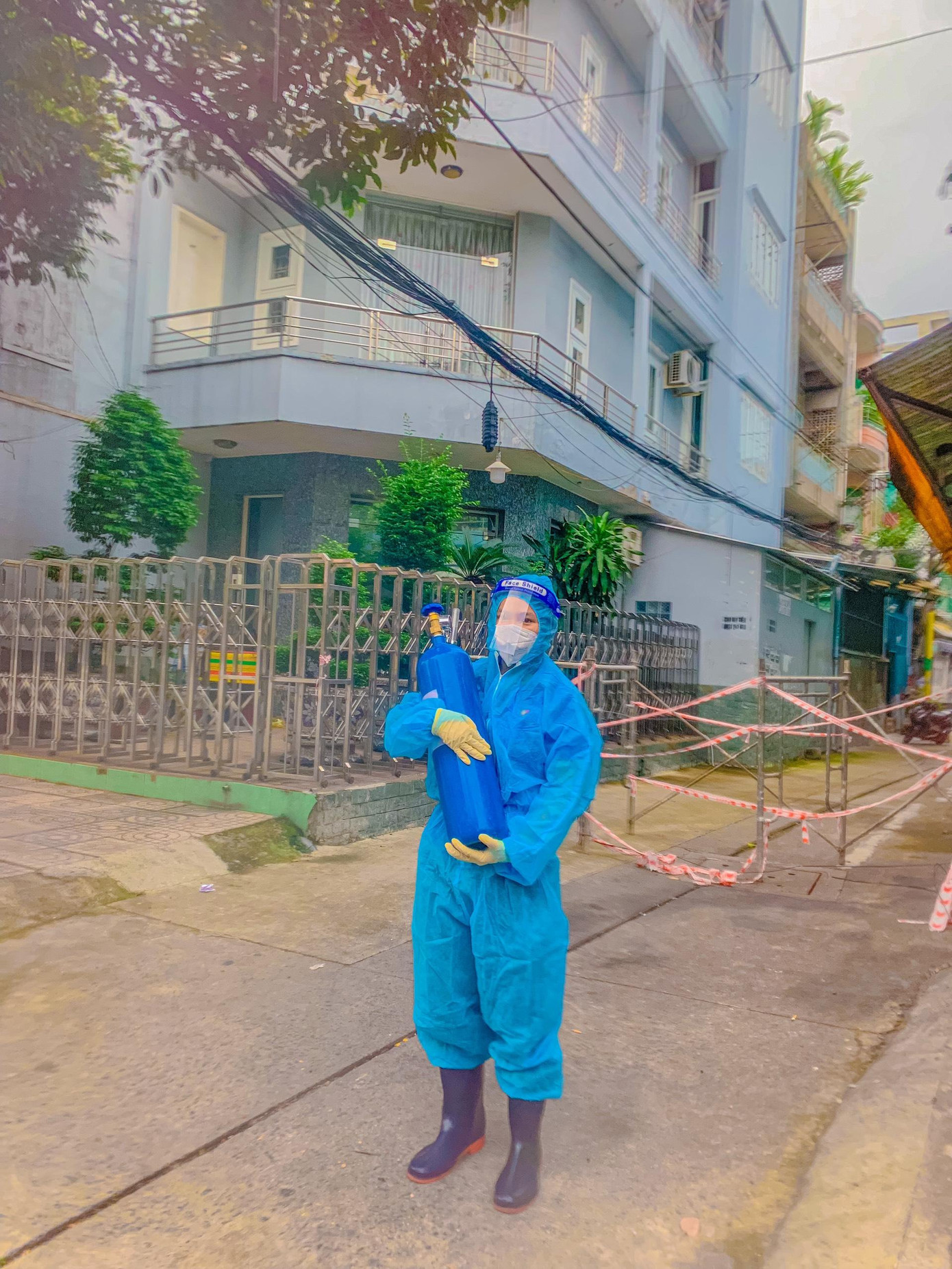 Tớ ôm bình oxy nhìn cũng "ngầu" đấy chứ! - Ảnh: NVCC