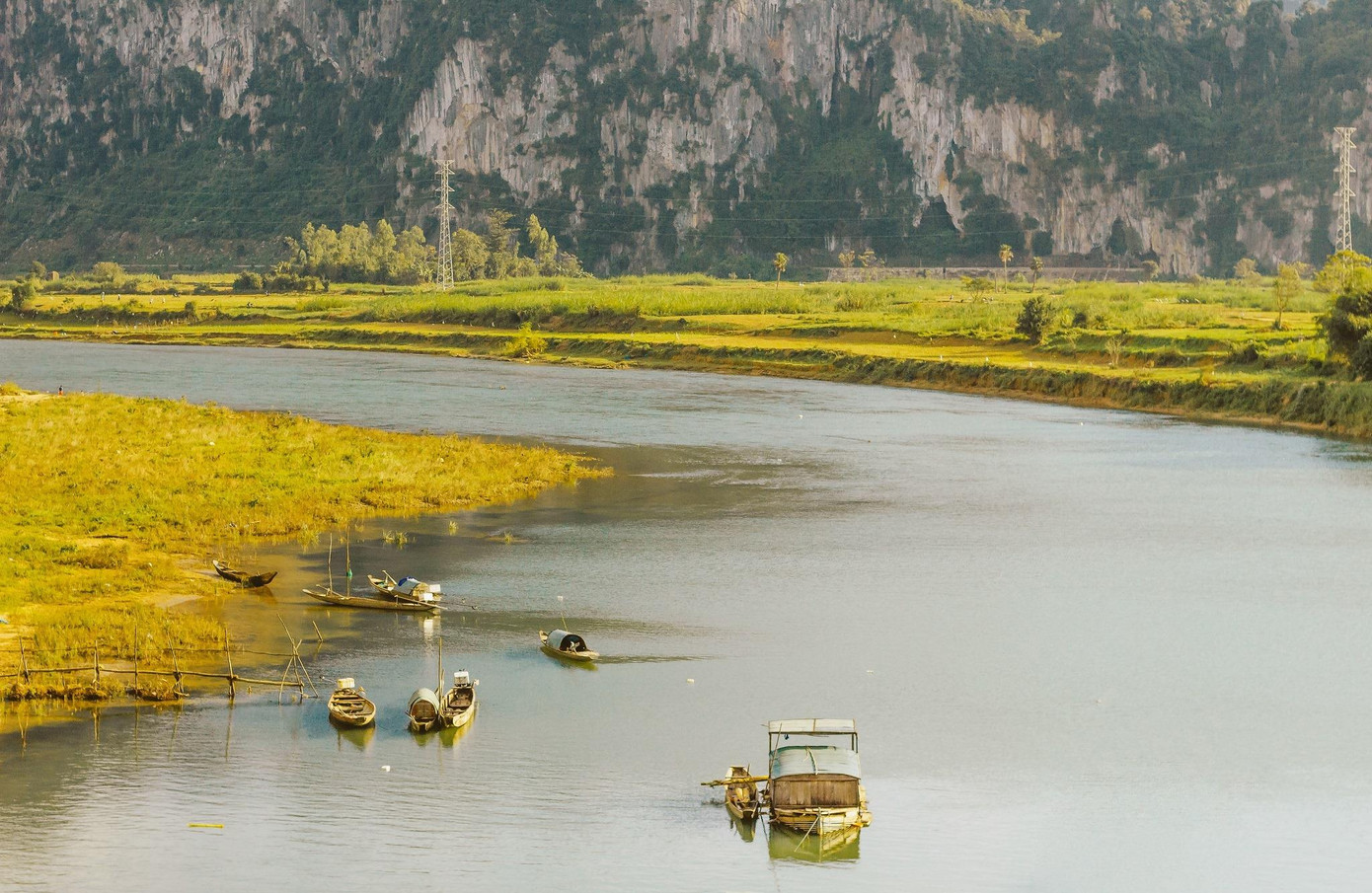 Những chiếc thuyền trôi trên dòng sông êm ả - Ảnh: Cáp Lộc Hàn Vũ Những chiếc thuyền trôi trên dòng sông êm ả - Ảnh: Cáp Lộc Hàn Vũ