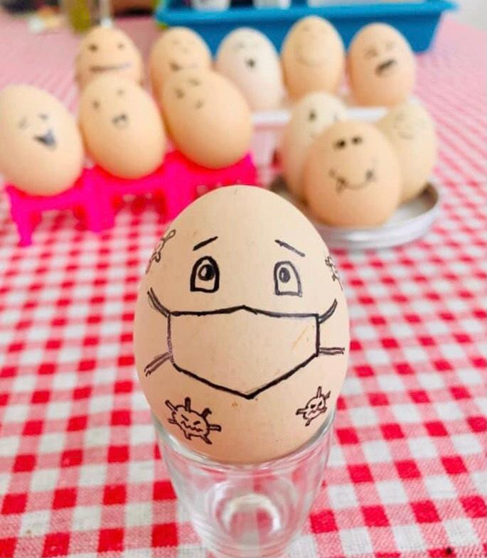 Hãy nhớ, khi ra khỏi nhà phải đeo khẩu trang đấy bạn nhé! - Ảnh: NVCC