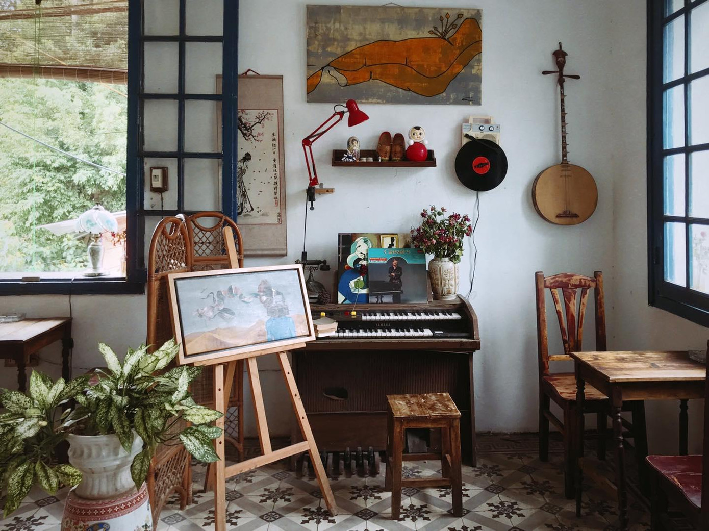 Góc nhạc cụ của quán. Ảnh: Quán Nhạc Cầm Góc nhạc cụ của quán. Ảnh: Quán Nhạc Cầm