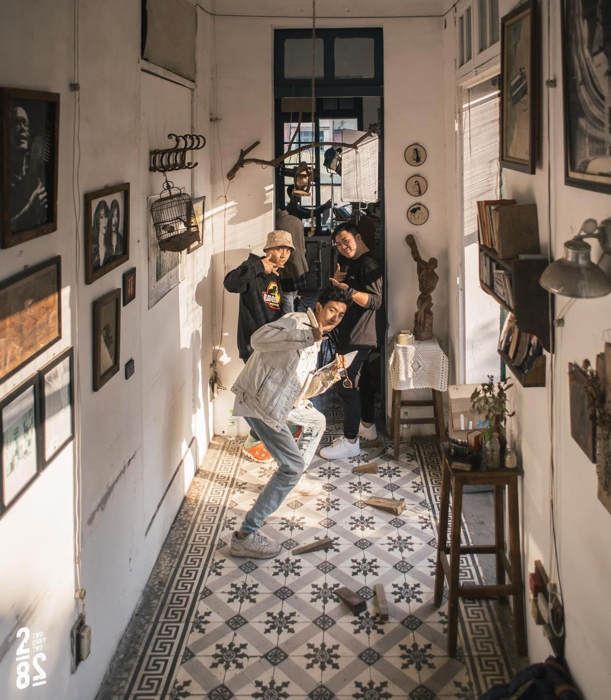 Cùng bạn bè chụp vài pô ảnh làm kỉ niệm nào. Ảnh: Quán Nhạc Cầm Cùng bạn bè chụp vài pô ảnh làm kỉ niệm nào. Ảnh: Quán Nhạc Cầm