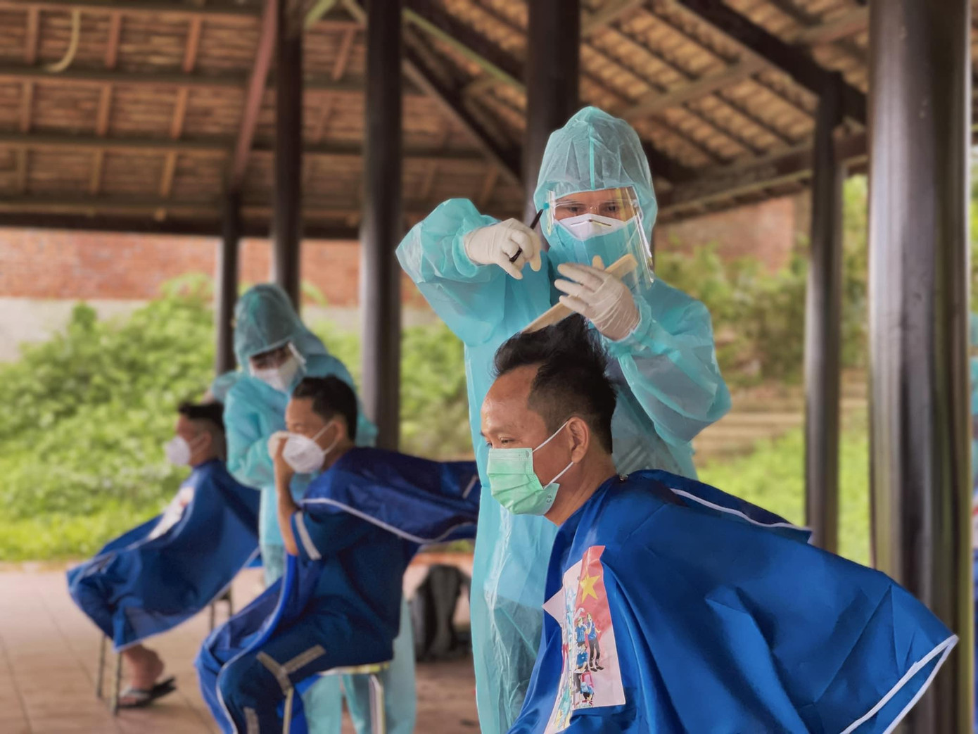 Khi TNV nghệ sĩ trở thành thợ cắt tóc - Ảnh: NVCC Khi TNV nghệ sĩ trở thành thợ cắt tóc - Ảnh: NVCC