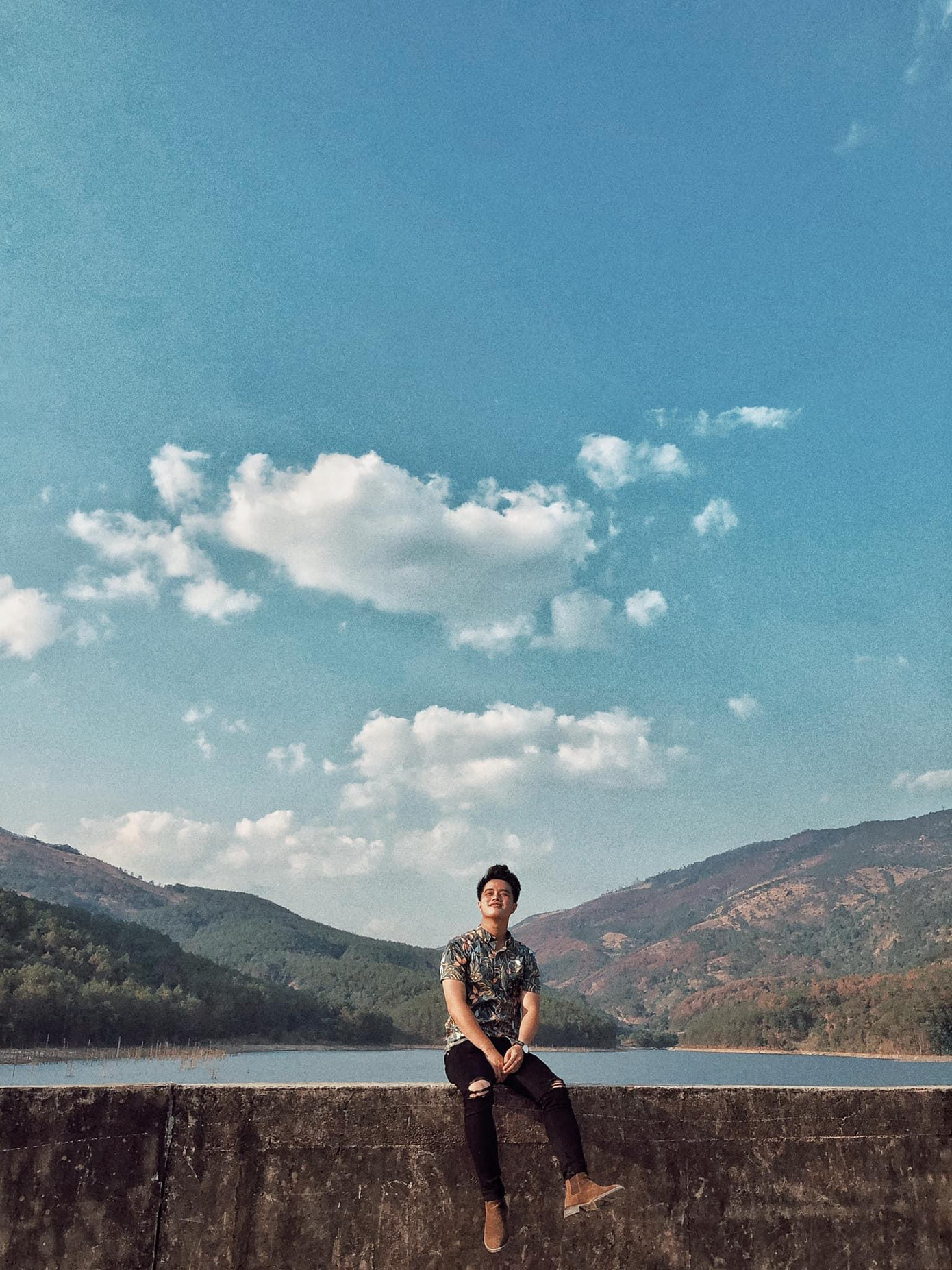 Đập Tân Sơn mang một vẻ đẹp trong lành và tràn trề sức sống - Ảnh: Bình Thiên