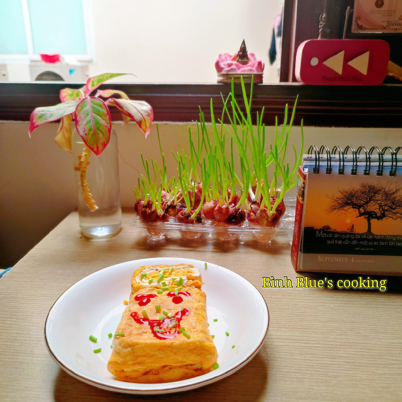 Hành tự trồng và trứng chiên rắc hành lá - Ảnh: Bình Blue Hành tự trồng và trứng chiên rắc hành lá - Ảnh: Bình Blue