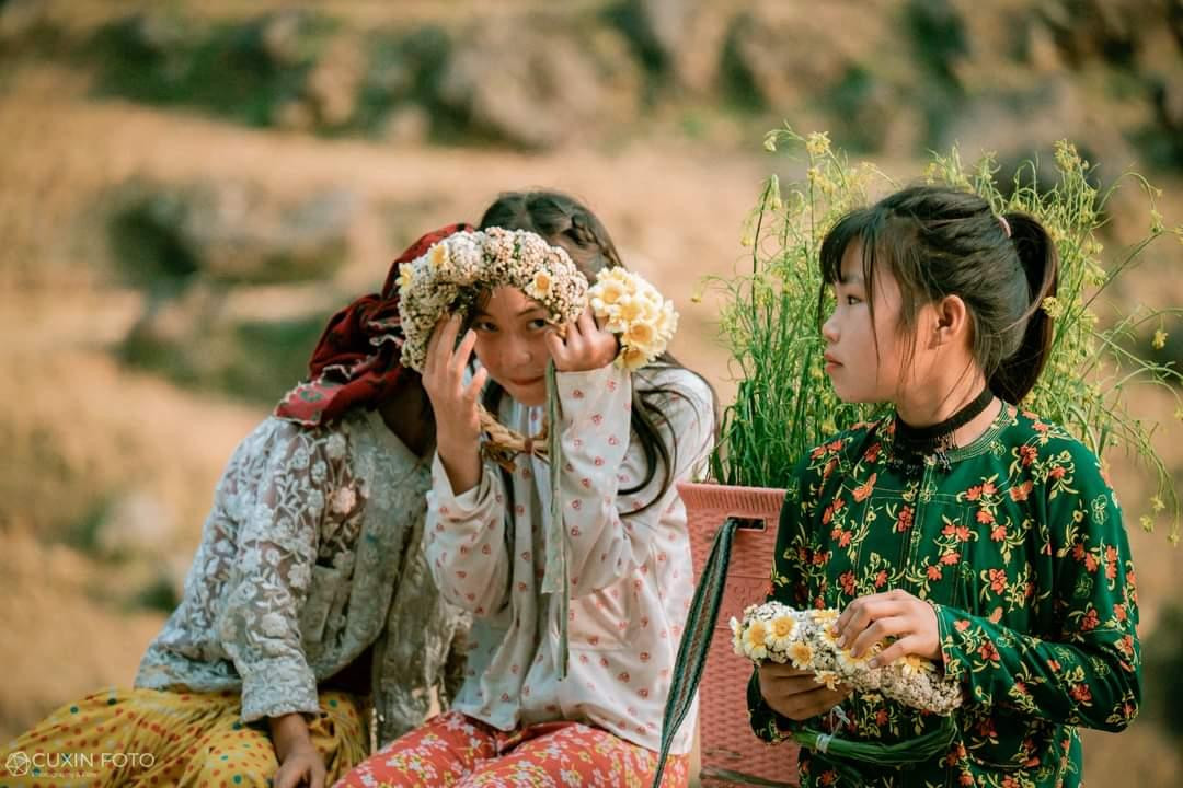 Cùng làm vương miện hoa nhé! - Ảnh: NVCC Cùng làm vương miện hoa nhé! - Ảnh: NVCC