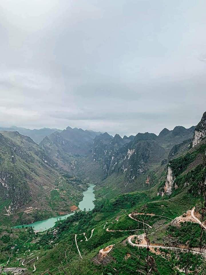 Nhìn từ xa, sông Nho Quế hệt như một dải lụa xanh ngọc - Ảnh: Biên Hải