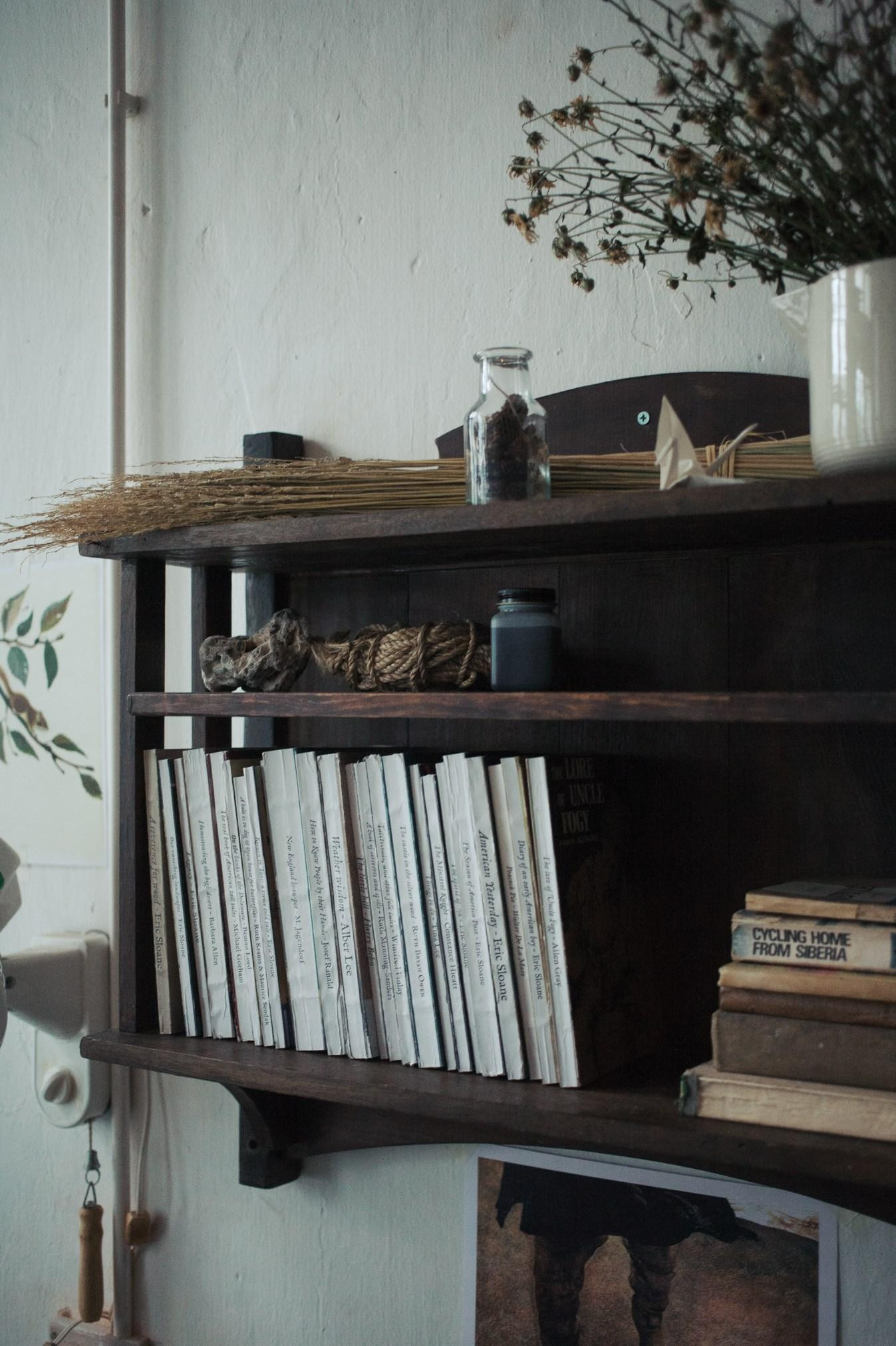 Những cuốn sách được xếp ngay ngắn. Ảnh: The Little Plan Những cuốn sách được xếp ngay ngắn. Ảnh: The Little Plan