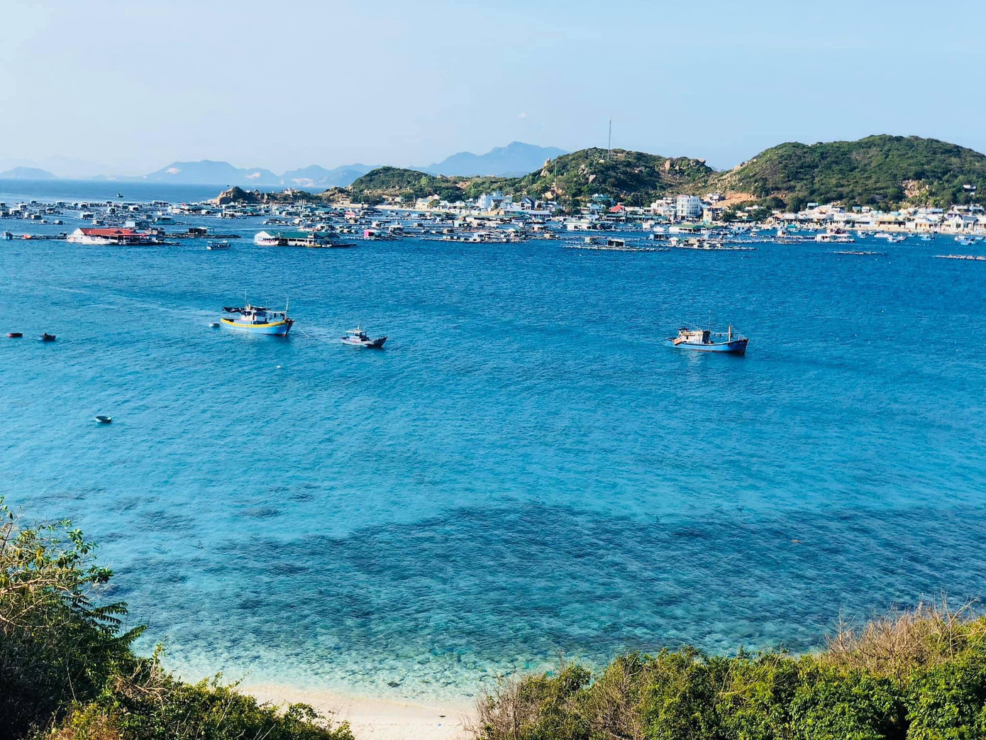 Cảnh sắc tuyệt đẹp nhìn từ trên cao - Ảnh: Nam Bình Hưng Tour