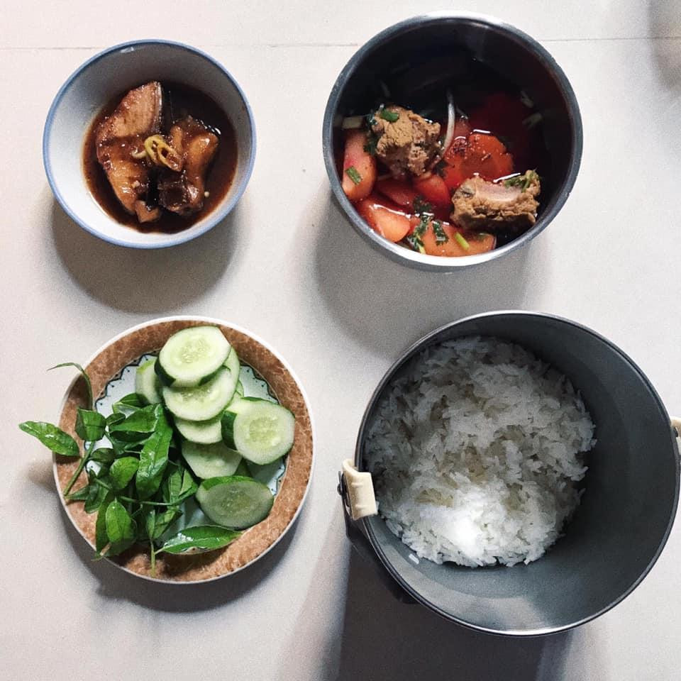 Canh sườn rau củ và cá kho nhé!