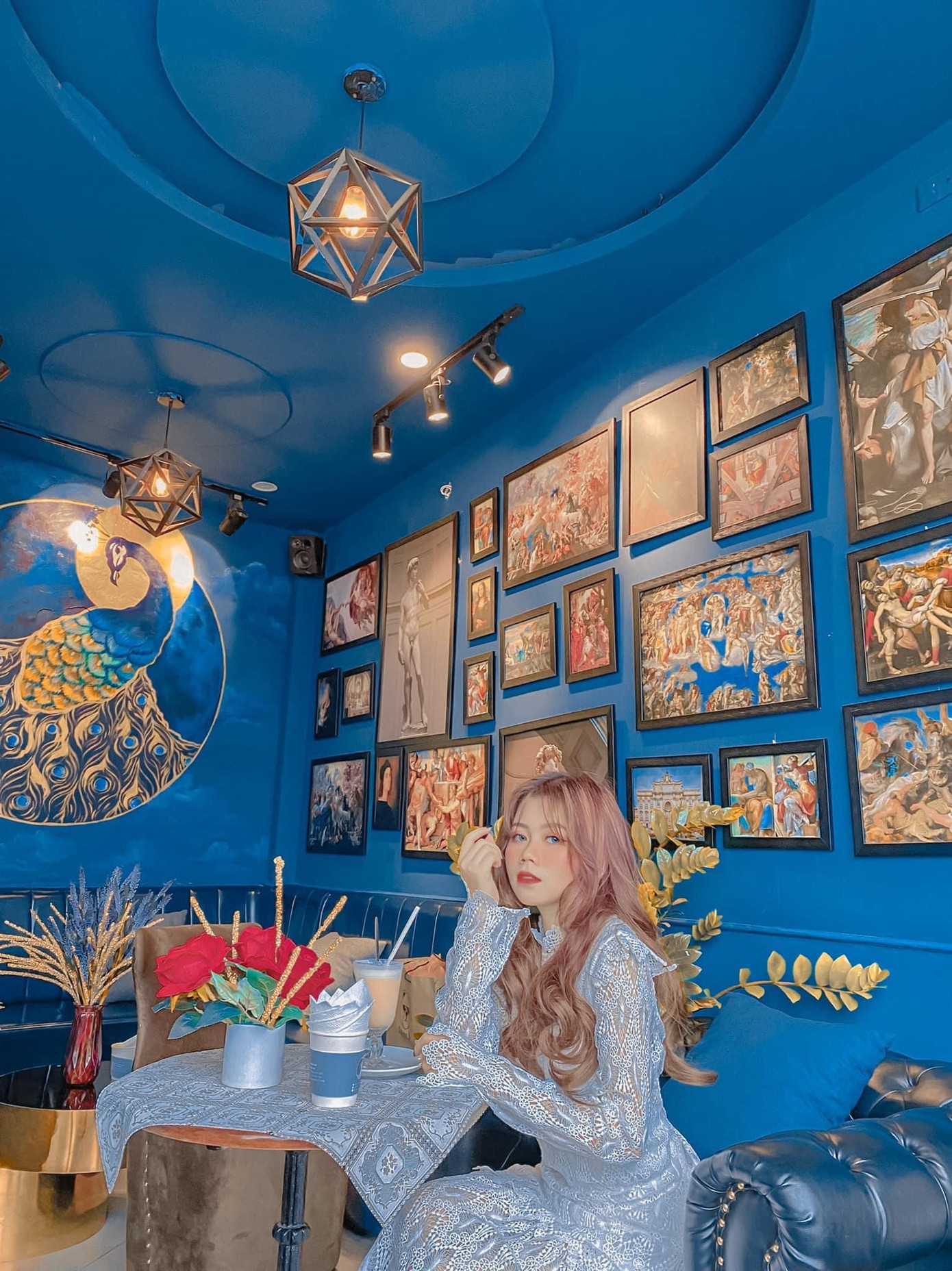 Hệt như một phòng tranh mini - Ảnh: Hani Trần