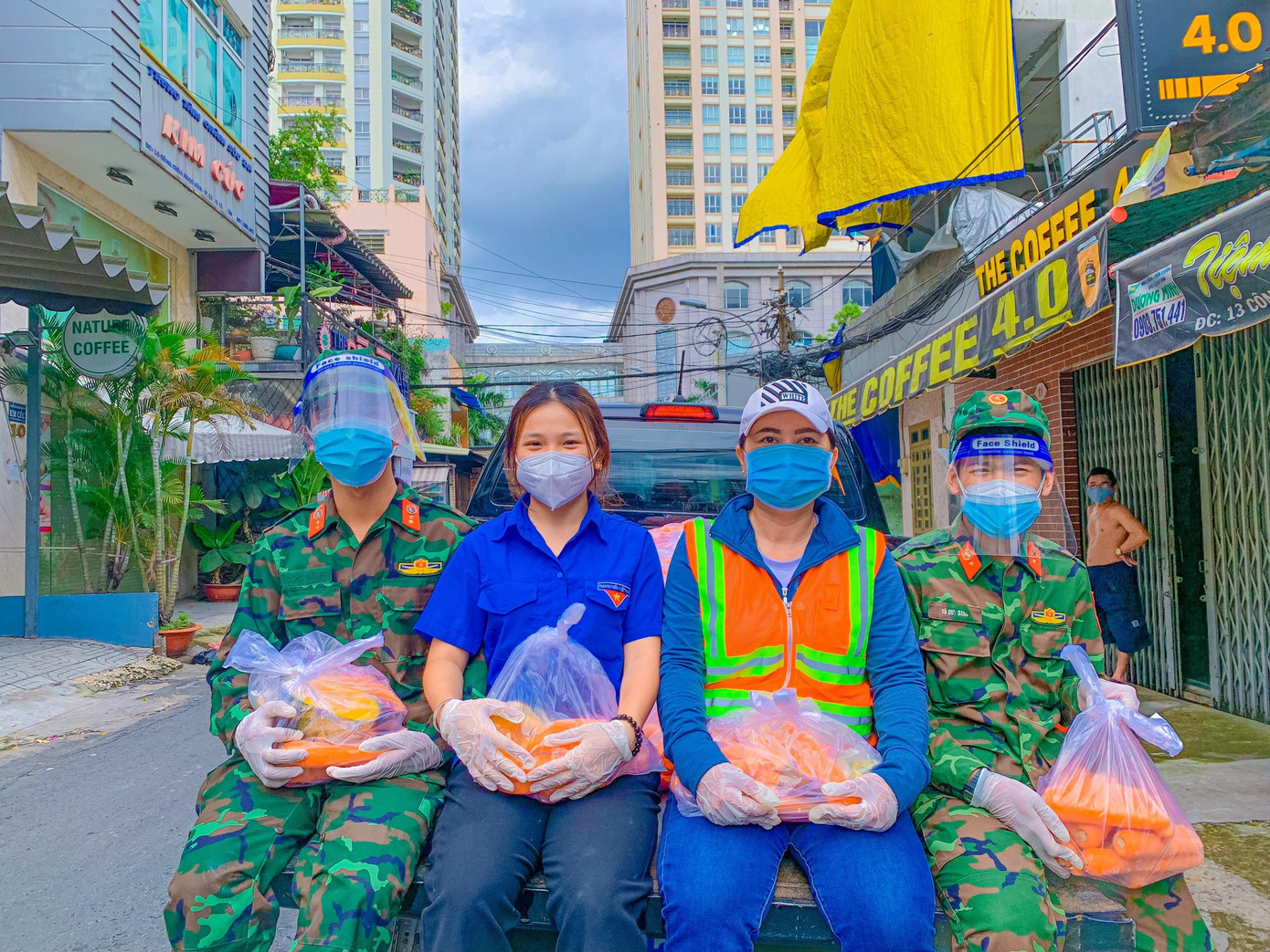 Các anh bộ đội rất tốt bụng. - Ảnh: NVCC