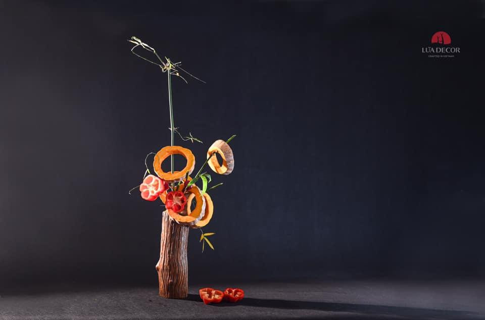 Cắm hoa từ các nguyên liệu như bí đỏ, ớt chuông, dọc mùng thậm chí cả... chanh và ớt - Ảnh: Lũa Decor