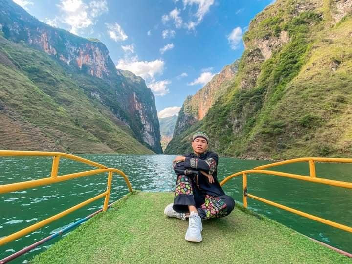 Phía sau là thiên nhiên hùng vĩ - Ảnh: Trung Asia