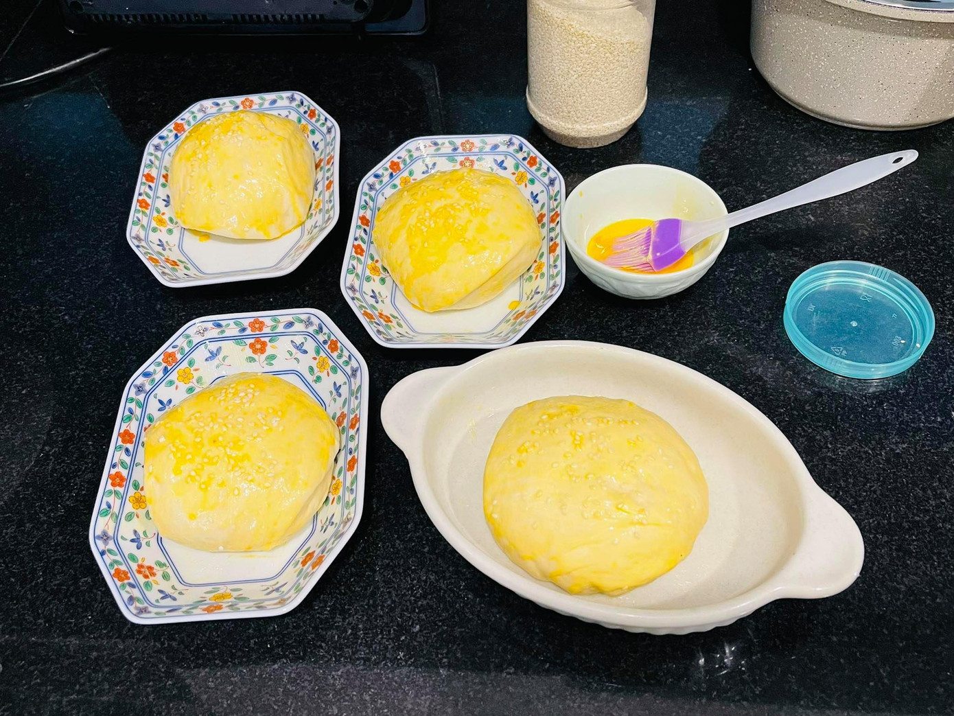 Vì không có lò nướng nên dùng nồi chiên không dầu. Nồi bé nên phải nướng từng cái rất cực, nhưng mà rất vui - Ảnh: Huyền Phạm Vì không có lò nướng nên dùng nồi chiên không dầu. Nồi bé nên phải nướng từng cái rất cực, nhưng mà rất vui - Ảnh: Huyền Phạm