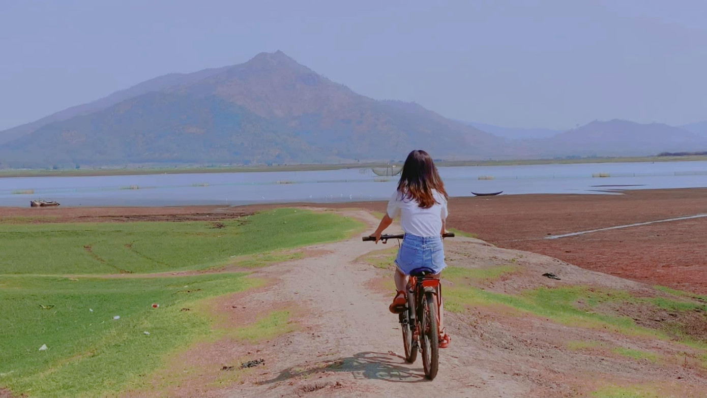 Đạp xe giữa thảo nguyên lộng gió - Ảnh: Hạnh Nguyễn Đạp xe giữa thảo nguyên lộng gió - Ảnh: Hạnh Nguyễn