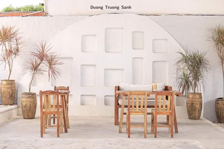 Bàn ghế gỗ mộc mạc - Ảnh: Dương Trường Sanh