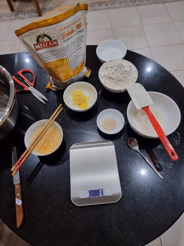 Nguyên liệu và đồ nghề làm bánh nè - Ảnh: Đức Huy